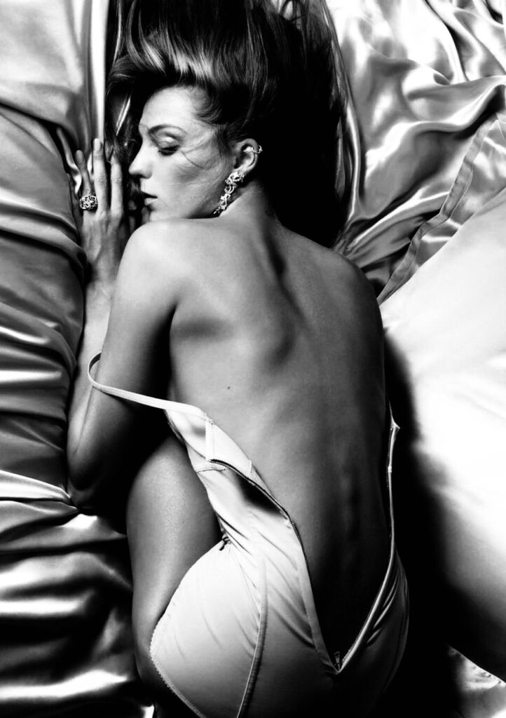 Femme au lit s'endormant en pesant à l'homme qu'elle attend. Nuit intense