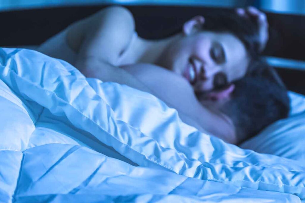 Couple au lit, partage du plaisir ensemble, l'amour pour nuit-intense.fr